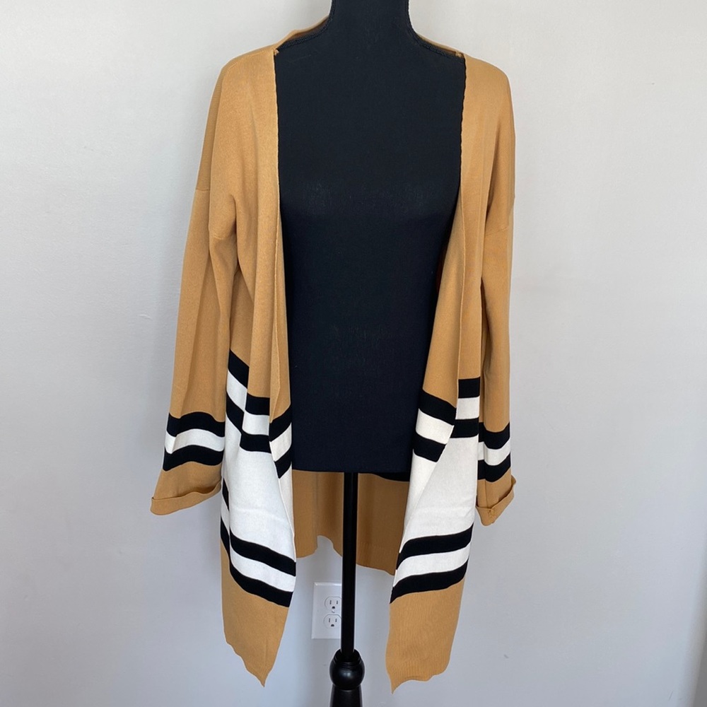 Ordered from Amazon but never worn. 95 % cotton 5% polyester. One size fits all